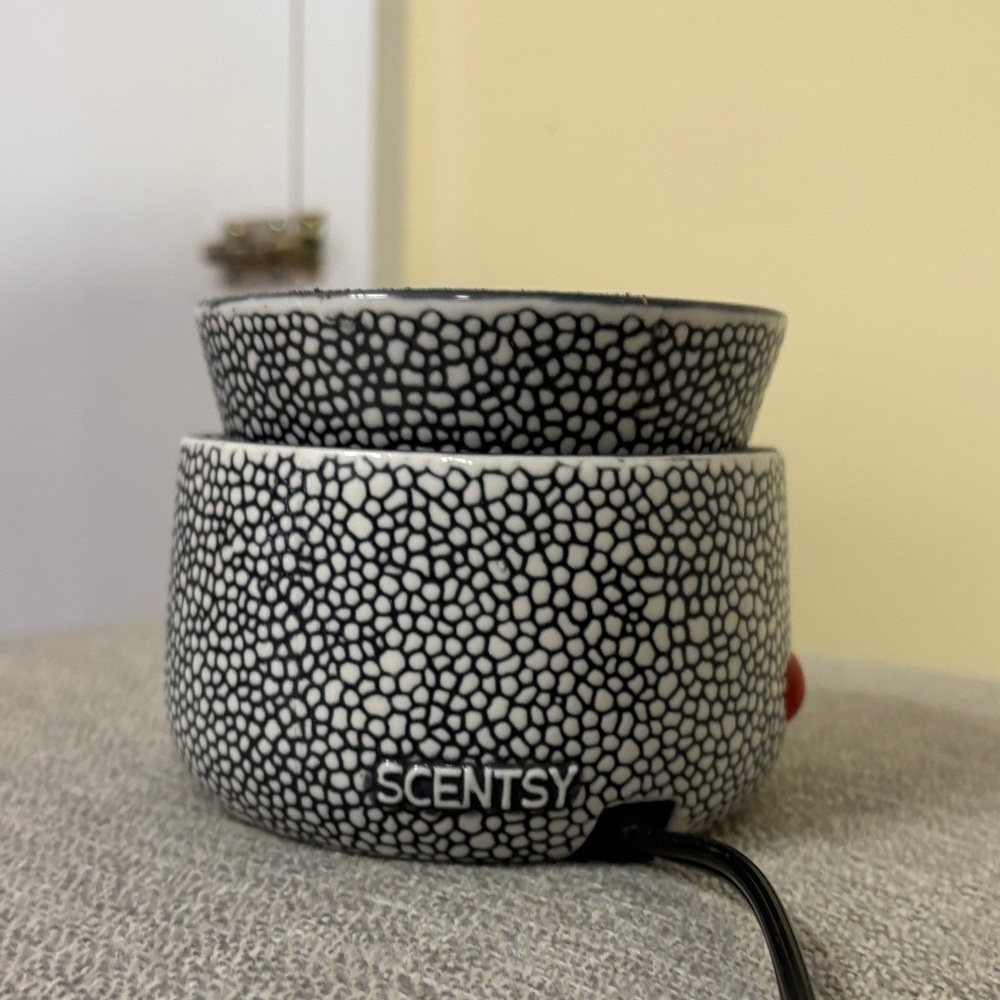 Scentsy Monochrome Pebble Ceramic Warmer